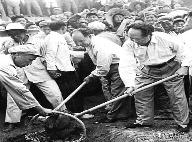 修建十三陵水库时，周恩来参加义务劳动：我作为总理就该多拉几车