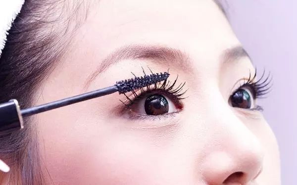如何让睫毛变长变翘最简单,睫毛滋养液真的可以把睫毛变长吗