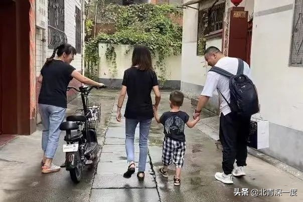 163位抗疫牺牲者孩子如何“疗伤”：警察父亲猝死儿子患严重精神疾病，去世村医母亲拿到抚恤金赶走儿媳孙子