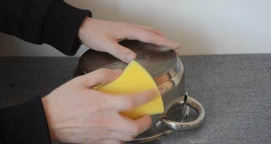 锅用久了黑垢太多,锅用久了烧黑了