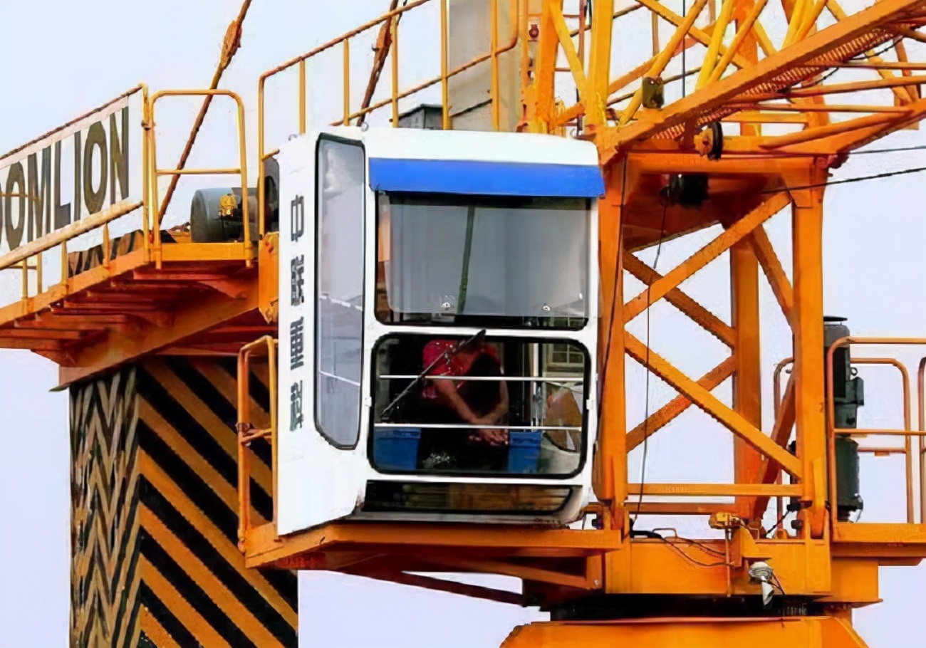 比建筑还高的百米塔吊，是怎么搭建升高？司机是怎么上去和下来的