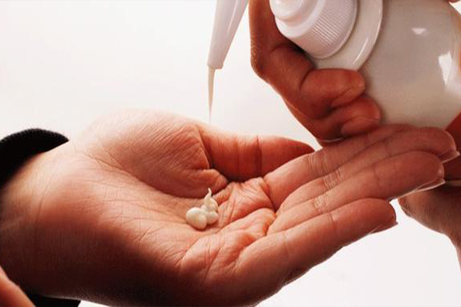 凡士林擦脸的正确用法,维a酸乳膏和凡士林的正确用法