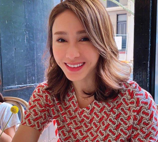 女人美不美看“皮相”，这几个部位很美的女人，上了年纪也很年轻