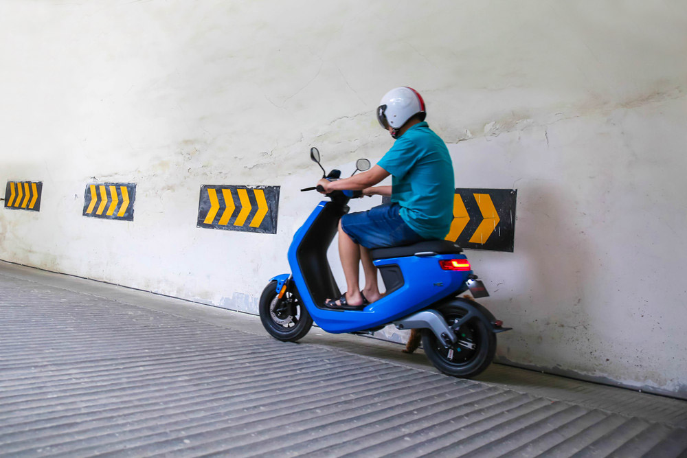 小牛最新电动车测评,小牛军绿色经典款电动车