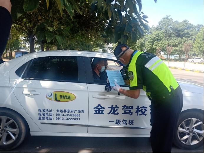 交管站开展一盔一带安全宣传行动,一盔一带交通安全宣传简报