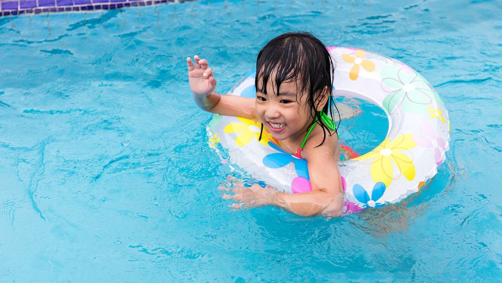 两岁宝宝腿上被虫子咬了肿很大,孩子脚被虫子咬了整个脚肿了图片