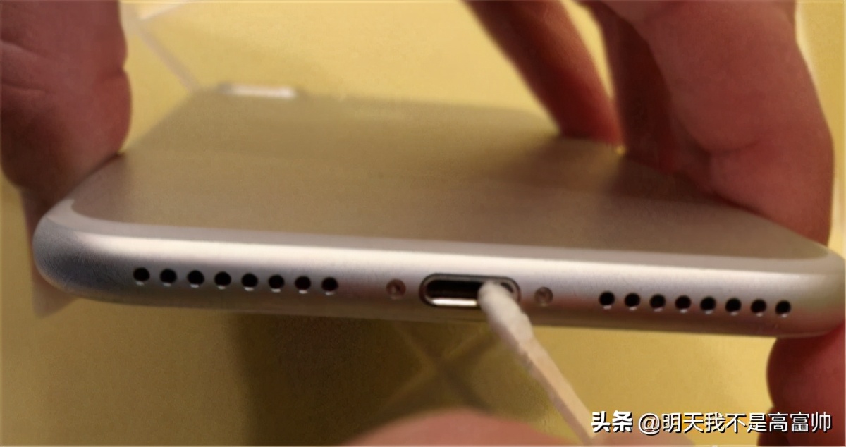 手机充电线正负接反会损坏手机吗,手机充电线头断了巧妙修理