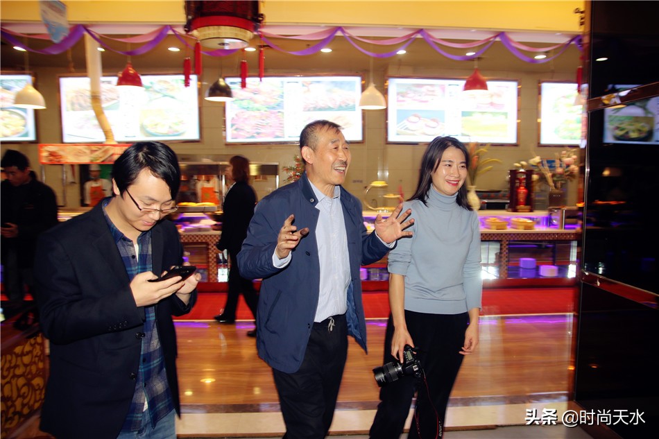 天水“轮胎哥”出发*藏西**,金龙大酒店携媒体、粉丝送上祝愿