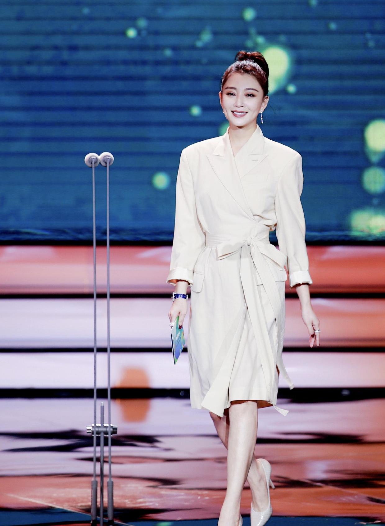 殷桃的精致干练穿搭,殷桃穿搭夏天气质上衣照片