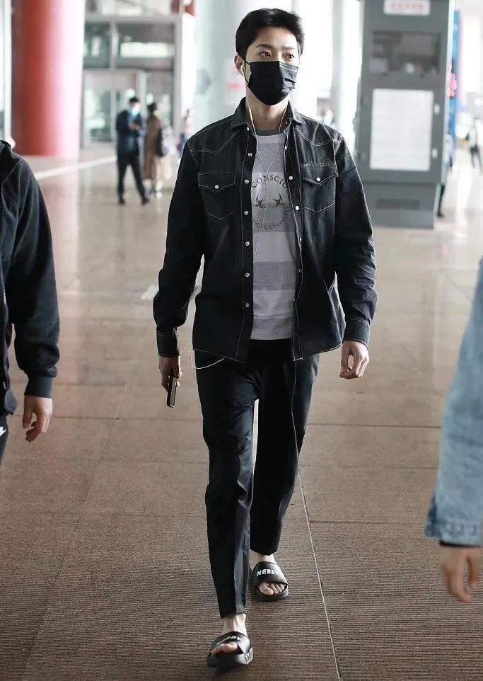 真活该！耐克被黑人歌手碰瓷发售“人血鞋”，惹怒外国网友被*制抵**