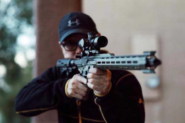 疫情来袭，在美华人纷纷囤枪，选枪是门大学问，听听大佬怎么说？