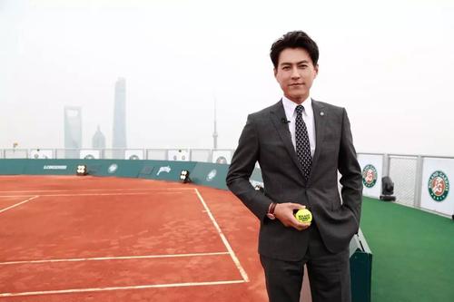 靳东欧巴照片,靳东机场帅气出场视频