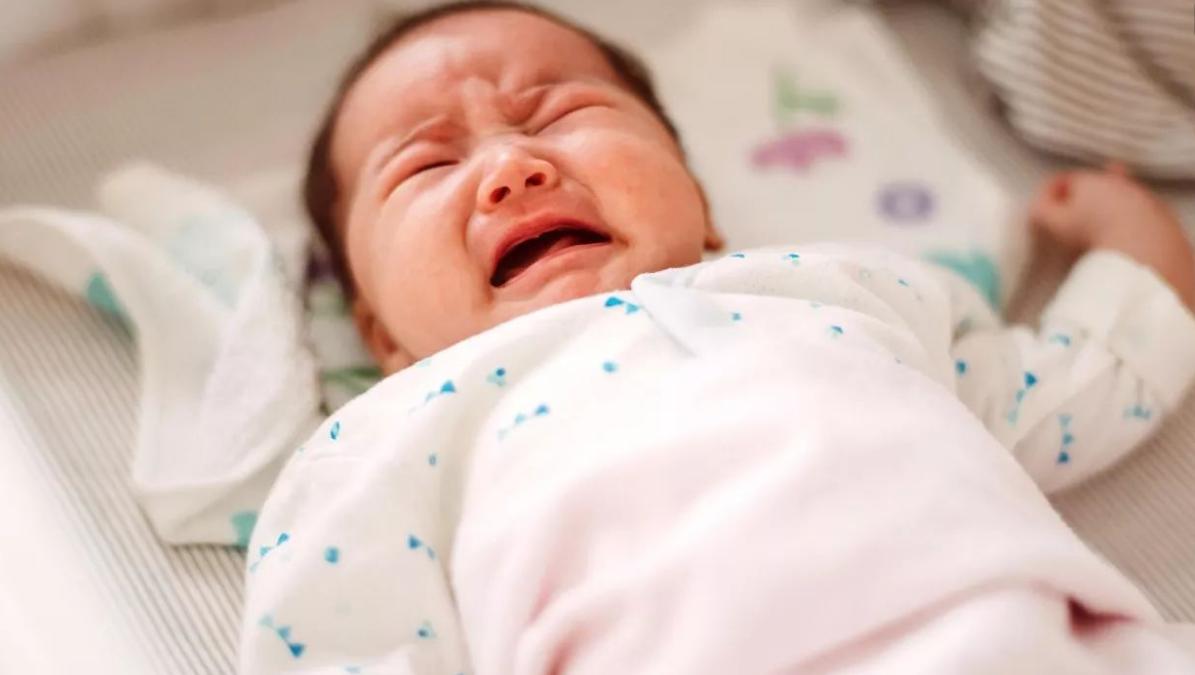 母乳不足宝宝又不吃奶粉怎么办,母乳不足催乳宝宝就够吃了吗