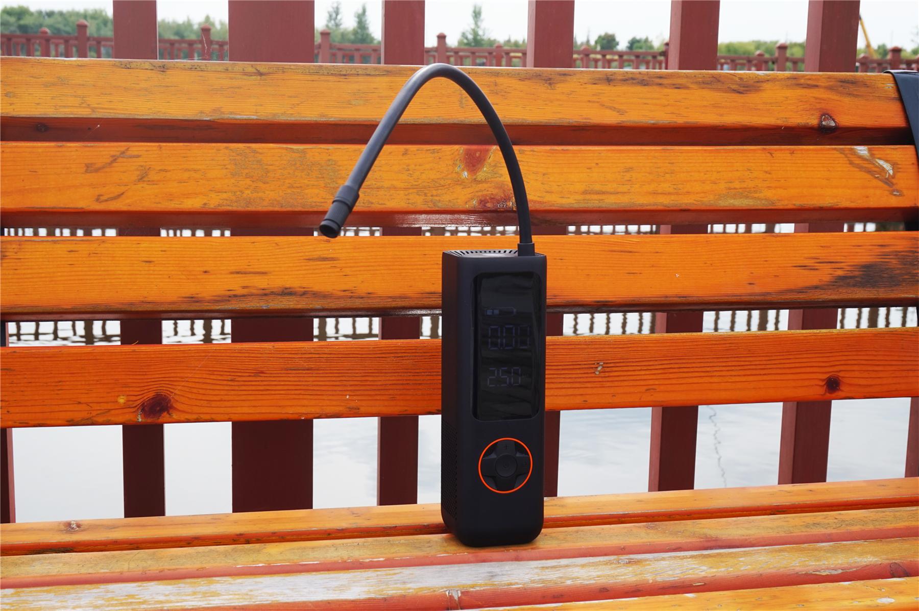 开车遇到轮胎不够气,骑车路过电动车没气帮忙打气