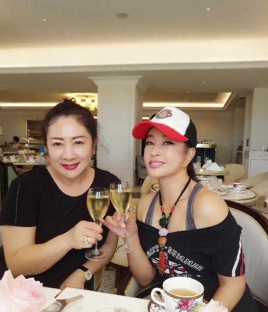 65岁刘晓庆一身黑装现身气场十足,刘晓庆老了反而好看