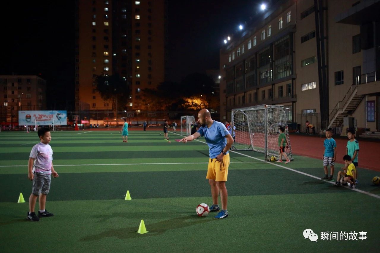 少年足球训练光脚日常,小学生夜晚足球训练