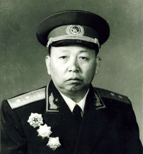 周恩来问此人：*国锋华**这人怎么样？他答四个字，不久后华恢复工作