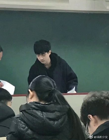 学识加成美得自然真实！温大老师像吴彦祖张震，思政老师撞脸Lisa
