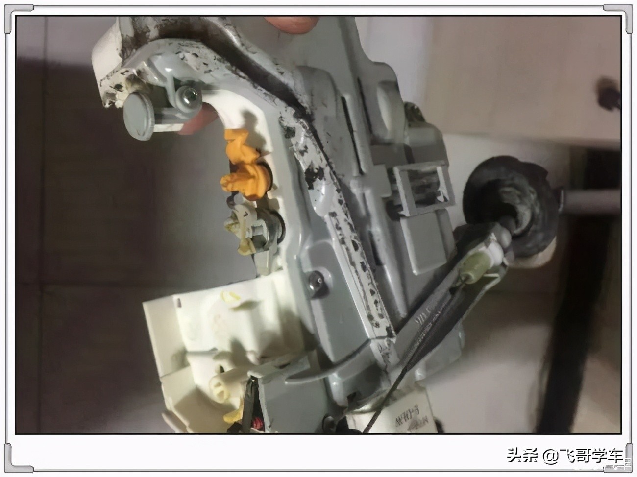 奥迪a6l门锁拆卸方法,奥迪a6l门锁打不开