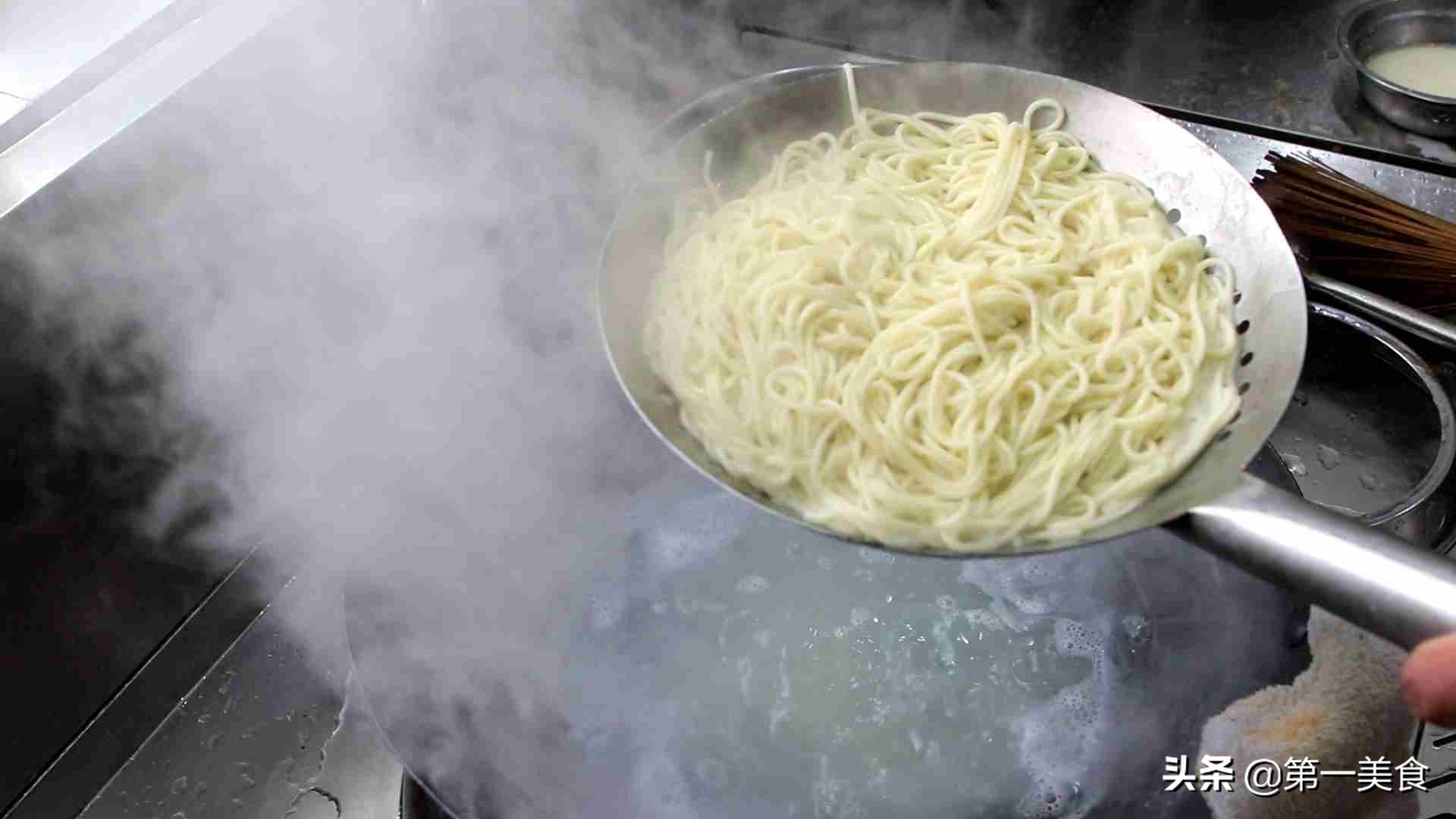 炸酱面正宗做法教程,正宗炸酱面家常做法和配方