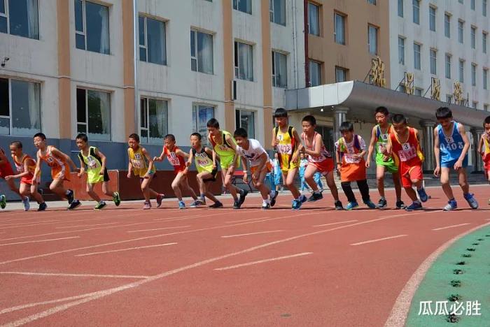 美团、清华、国足、跑3000米谁能赢，看看体育老师怎么说