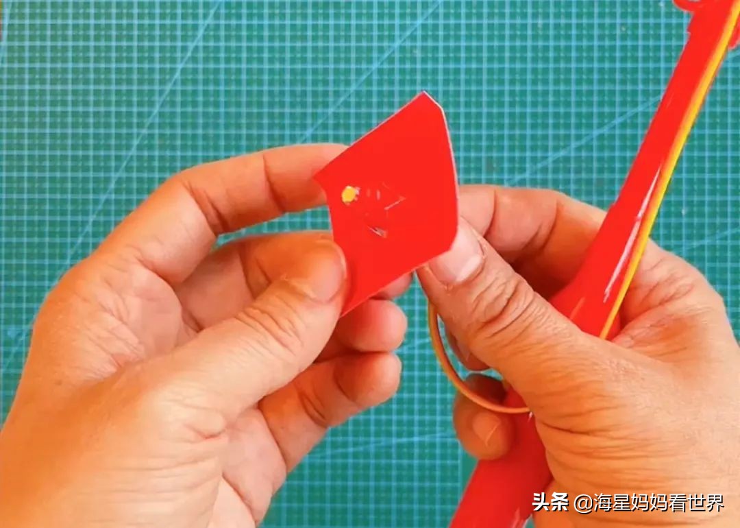 春节喜气洋洋大红灯笼高高挂,红红火火喜气洋洋百家姓灯笼