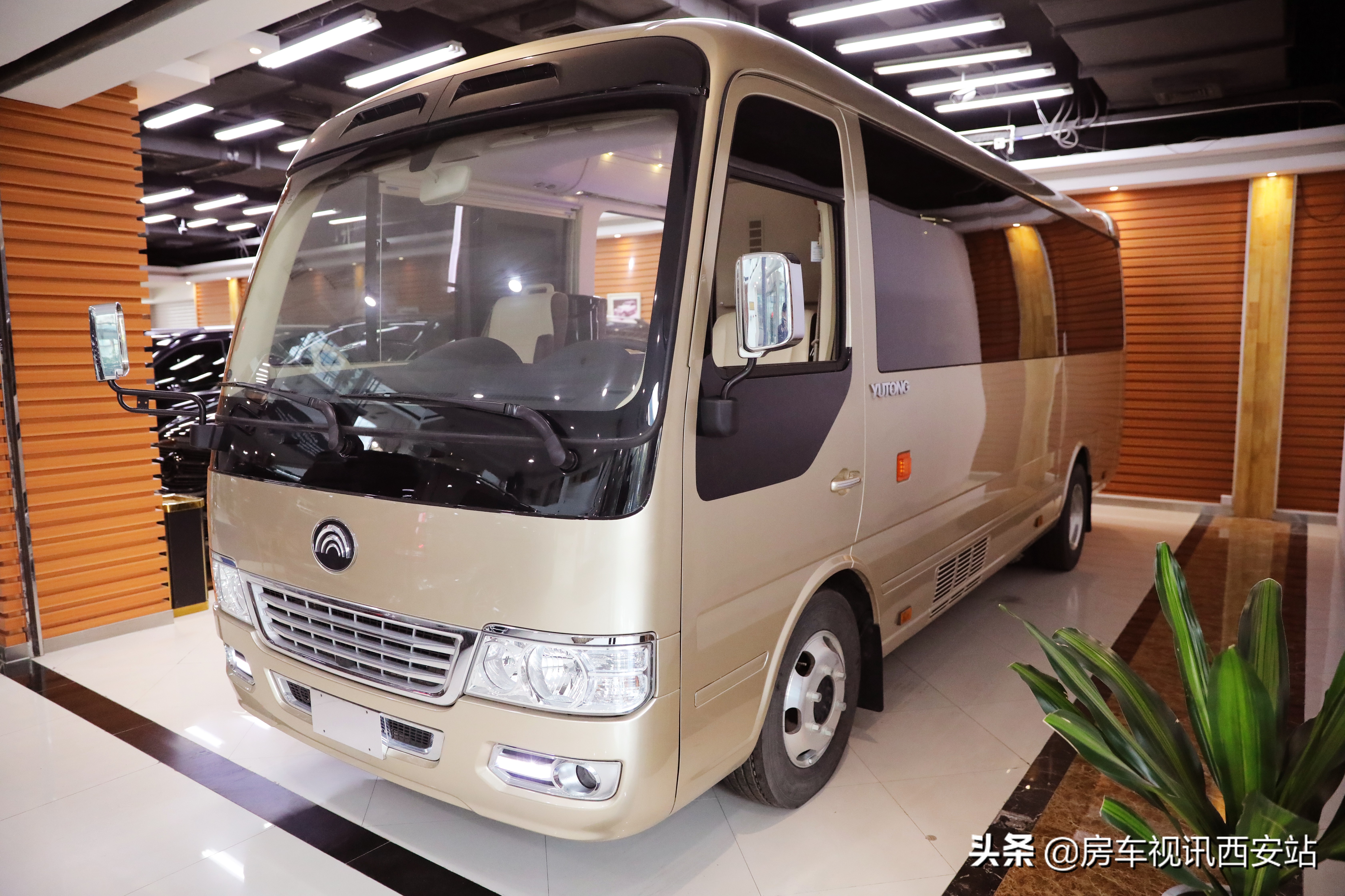 丰田考斯特vs宇通t7哪个安全性高,宇通t717座对比考斯特17座