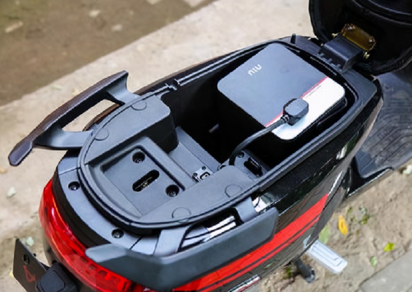 电动车饿死充电两小时还是绿色的,电动车长时间不骑电池饿死怎么办