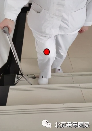 老年人手杖使用操作流程,可以防止老年人跌倒的工具