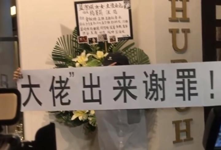 “戏中揩油，钟爱美女”，论占便宜，他曾志伟可比张翰有经验