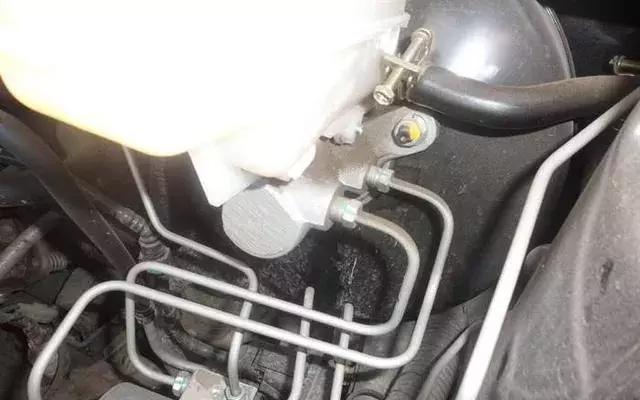 刹车变软注意事项,刹车突然很硬的应急处理