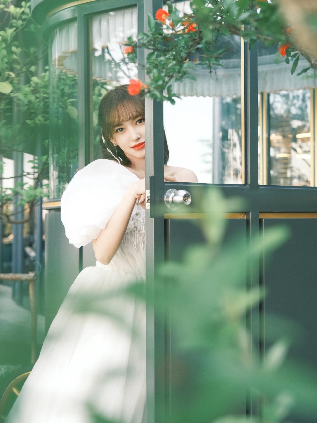 程潇抹胸长裙造型,程潇黑色深v抹胸裙走红毯