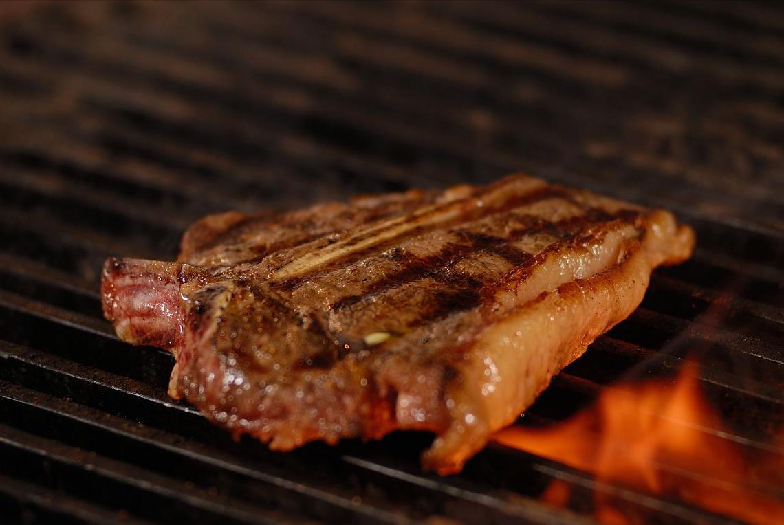 西餐厅给一杯柠檬水是干嘛的,吃西餐为什么上一杯白开水