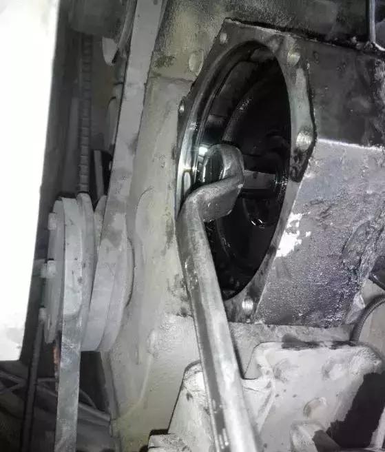 挖机冷车冒白烟,小挖机冒白烟高温