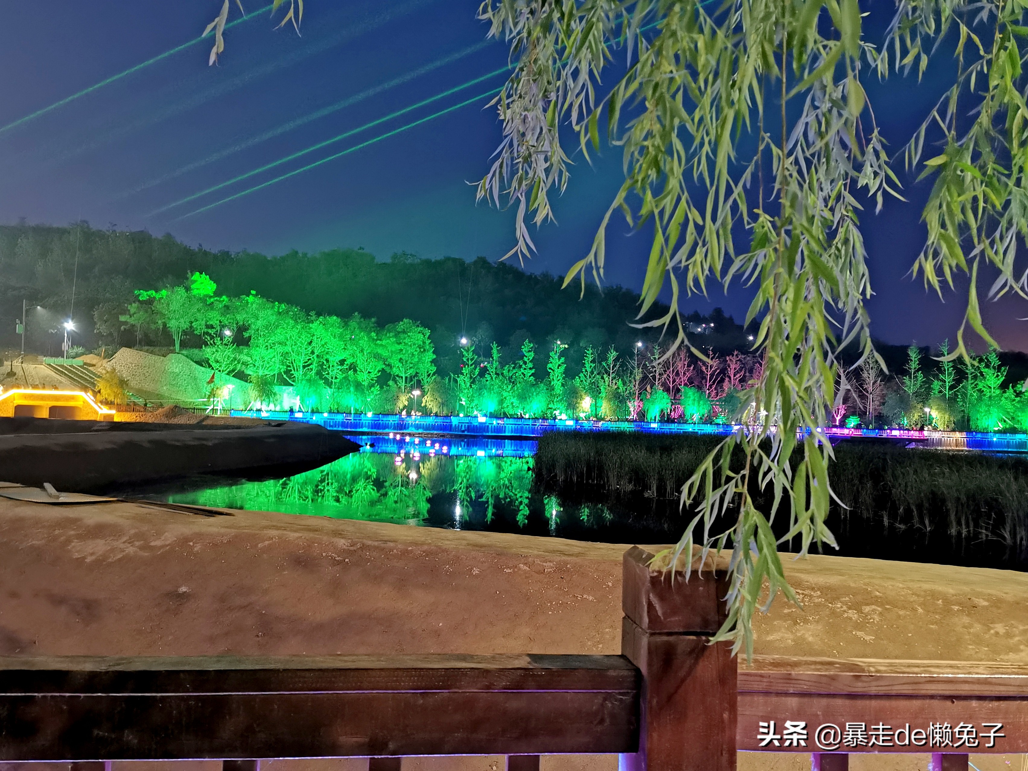 无奈！国内县城旅游，为什么总离不开激光灯？是发展，还是污染？