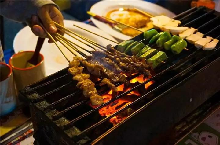 烤烧烤能赚多少钱,路边摊烧烤一个月赚15000难不难