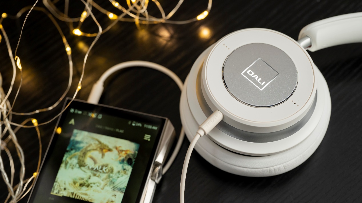 为什么说DALI头戴式耳机IO-6能有堪比影院级别的音质效果