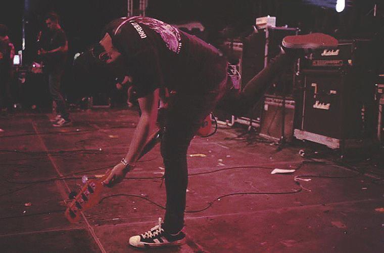 范斯经典板鞋搭配牛仔裤,范斯的鞋都会磨脚吗