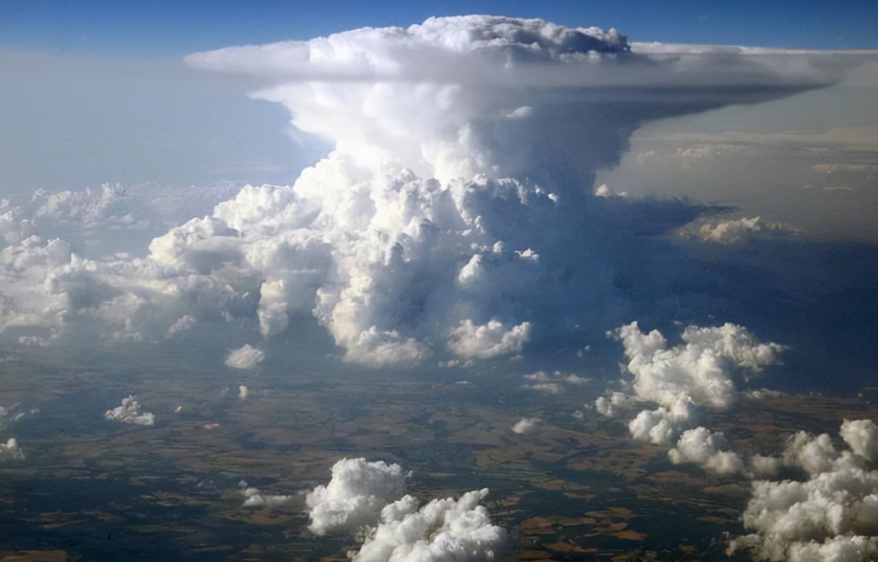 飞机在8000米高空解体，所有人直线下坠，却有人奇迹生还