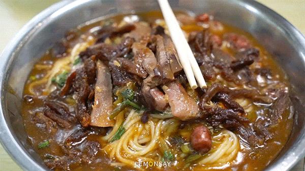 藏在水库的“阿姨街”，人均20块胖成猪