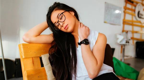 长时间看手机脖子怎么缓解,长时间看手机脖子疼头晕怎么办