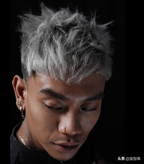 男士两边推干净后面扎马尾的发型,男士发型2020流行发型两边铲后面