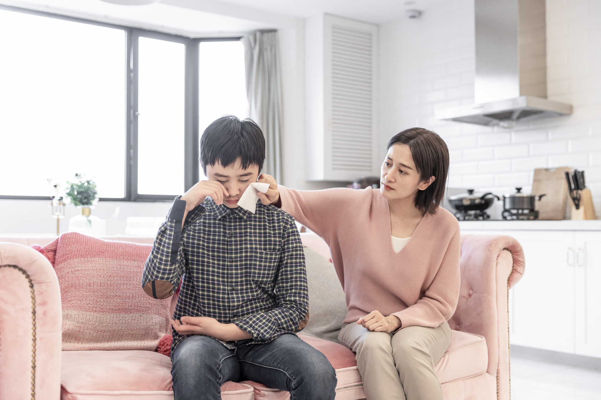 孩子总在学校惹是生非是什么原因,孩子在学校总惹事儿怎么解决好