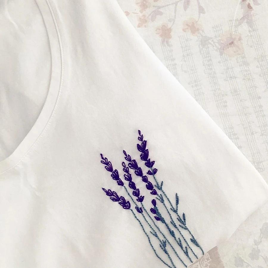 自己绣在衣服上的简单刺绣,手工刺绣t恤字母配色图片