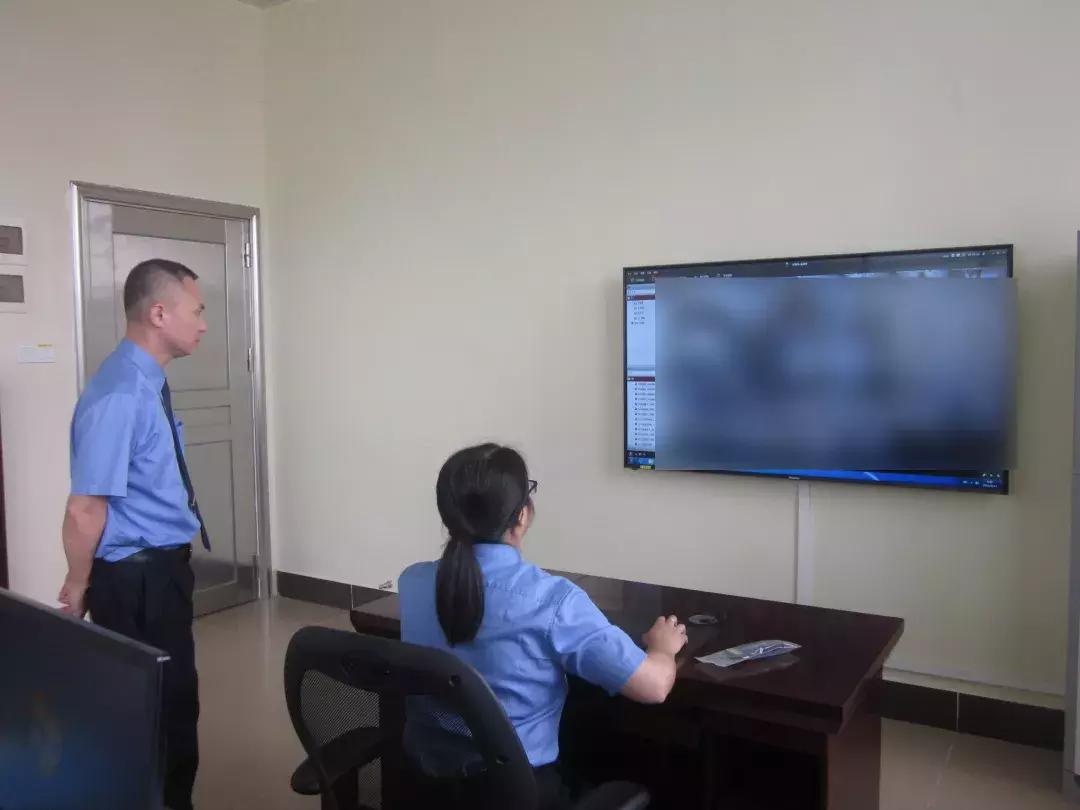 进入“高墙”内的世界,他们的一天工作开始了…