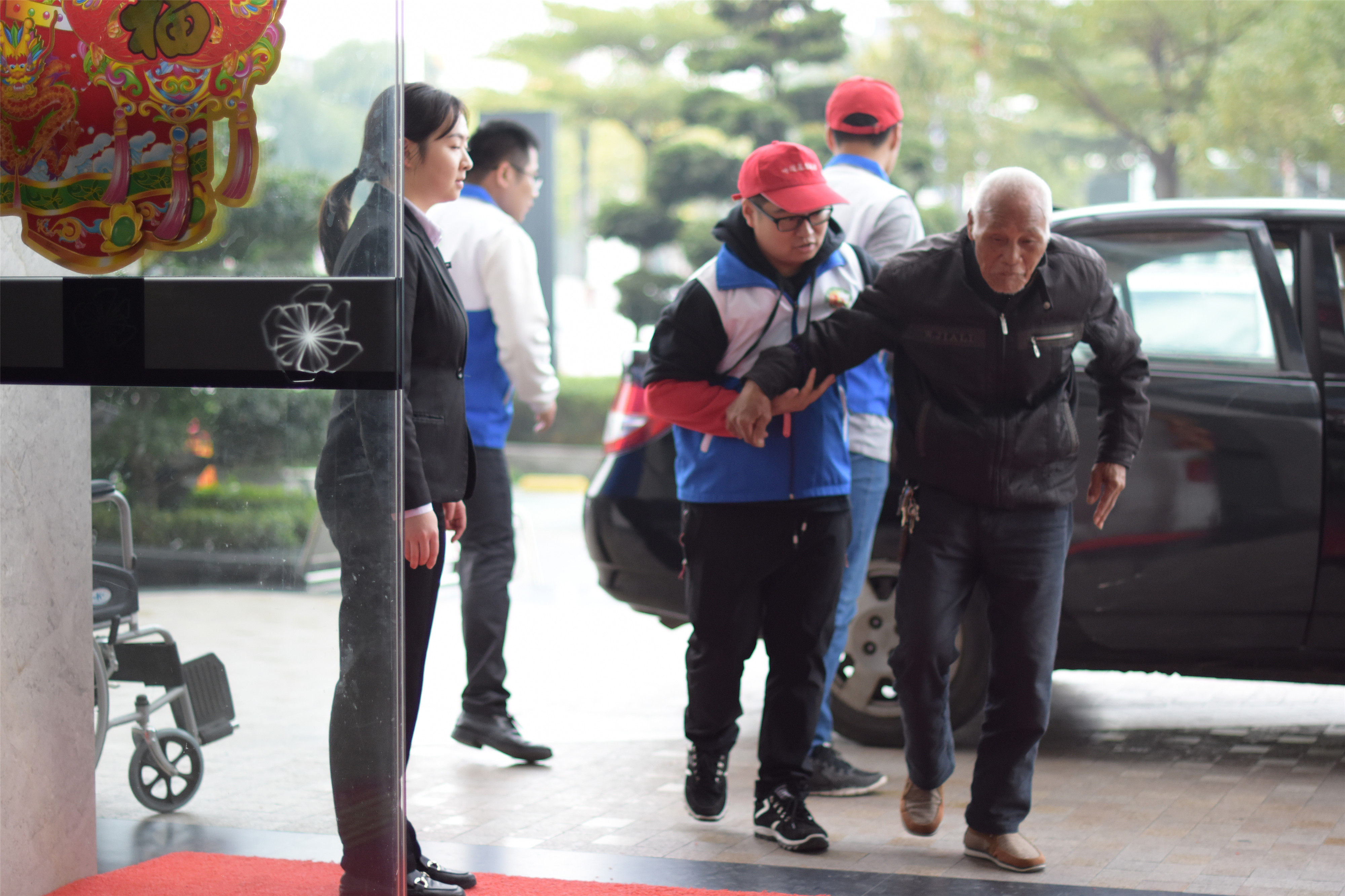 龙湖区第八个善待鳏寡百叟宴今举行铂晶大酒店多年资助大爱奉献