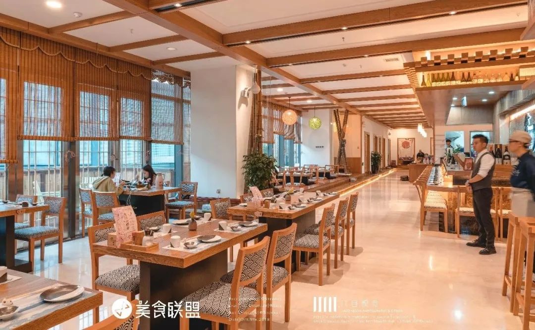 昆明唯一屋顶清真居酒屋，居然还能吃到活鳗鱼，48元清酒喝到嗨