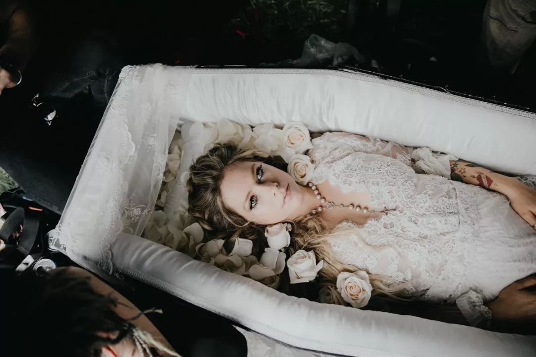 46岁素颜艾薇儿过气女歌手,46岁素颜过气女歌手艾薇儿