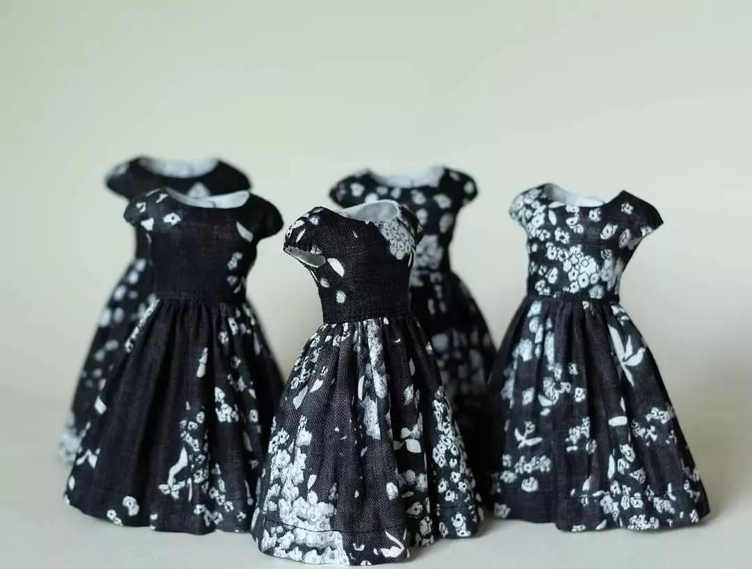 恨不能把她的芭比娃衣穿上自己身上......