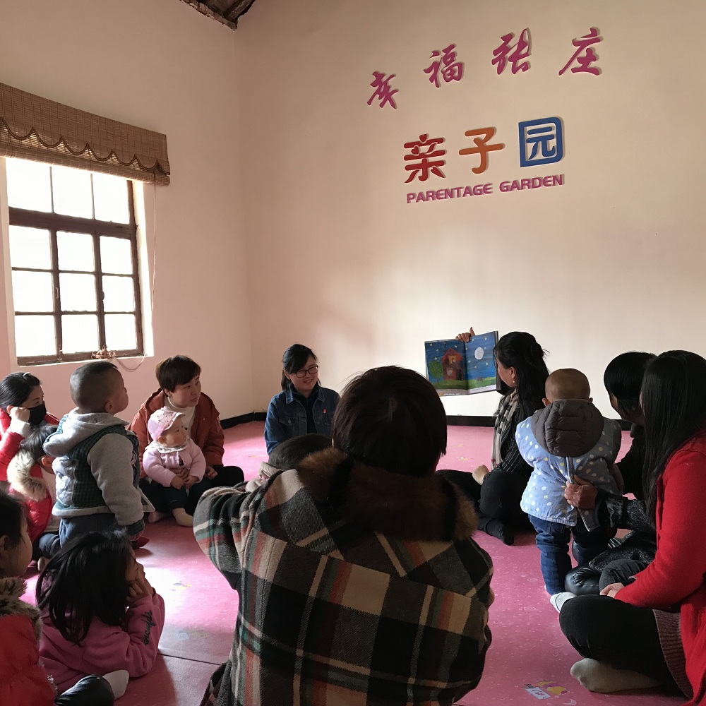 以前揭证券市场黑幕如今在村里当干部她做的第一件事就是为村民找律师